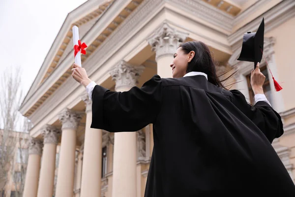 Diák Diploma Után Diplomaosztó Ünnepség Szabadban Alacsony Látószögű — Stock Fotó