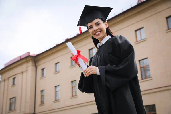 Boldog Diák Diplomával Diplomaosztó Után Szabadban Alacsony Látószögű Kilátás Szöveg — Stock Fotó