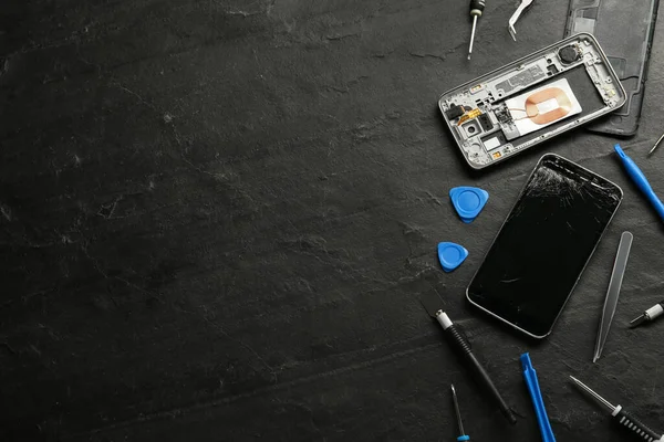 Κατεστραμμένο Smartphone Και Εργαλεία Επισκευής Μαύρο Φόντο Επίπεδη Lay Χώρος — Φωτογραφία Αρχείου