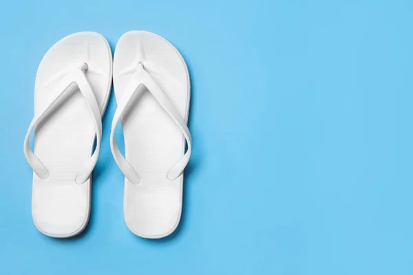 Stilvolle Flip Flops Auf Hellblauem Hintergrund Flache Lage Raum Für — Stockfoto