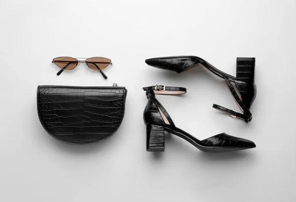 浅色背景的时髦女人的包 太阳镜和鞋子 — 图库照片