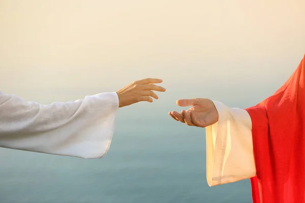 Mulher Estendendo Mão Jesus Cristo Perto Água Livre Close — Fotografia de Stock