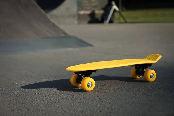 Skate Amarelo Moderno Estrada Asfalto Livre — Fotografia de Stock