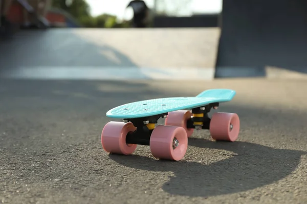 Moderne Lichtblauwe Skateboard Met Roze Wielen Asfalt Weg Buiten — Stockfoto