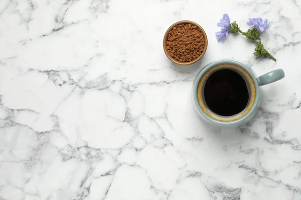 Xícara Deliciosa Bebida Chicória Grânulos Flores Mesa Mármore Branco Flat — Fotografia de Stock