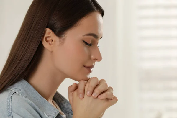 Giovane Donna Religiosa Con Mani Giunte Che Prega Casa Primo — Foto Stock