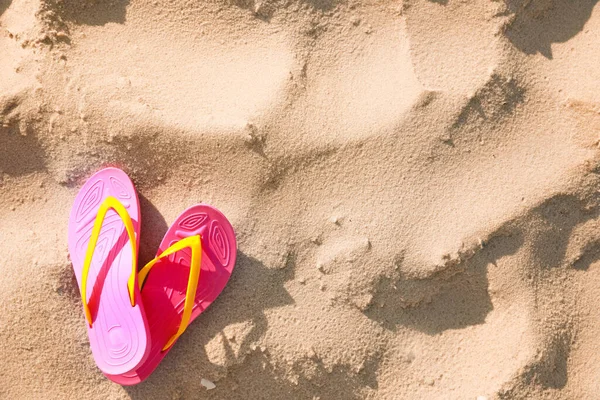 Stijlvolle Teenslippers Het Strand Bovenaanzicht Ruimte Voor Tekst — Stockfoto