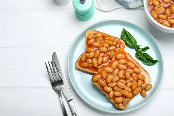 Tostadas Con Deliciosos Frijoles Enlatados Sobre Mesa Madera Blanca Puesta —  Fotos de Stock