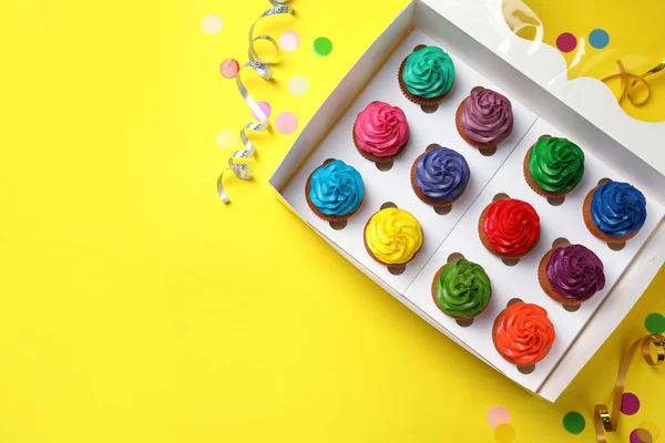 Caixa Com Diferentes Cupcakes Confetes Fundo Amarelo Flat Lay Espaço — Fotografia de Stock