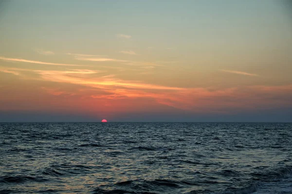 Hermoso Cielo Con Sol Sobre Mar Atardecer —  Fotos de Stock