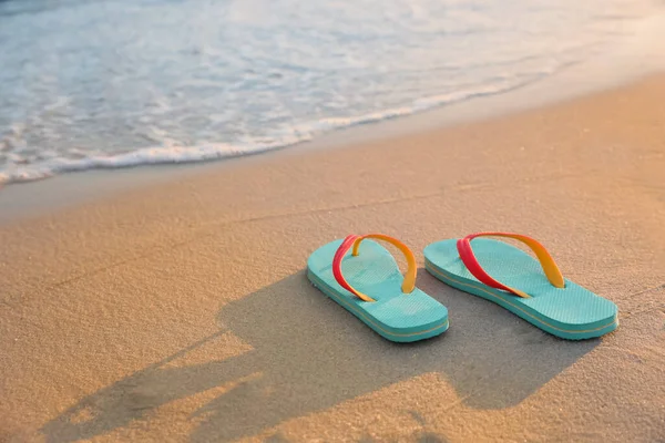 Leuchtend Türkisfarbene Strandhausschuhe Auf Sand Meer Platz Für Text — Stockfoto