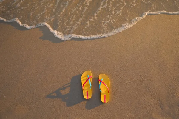 Pantoufles Plage Jaune Vif Sur Sable Près Mer Vue Sur — Photo