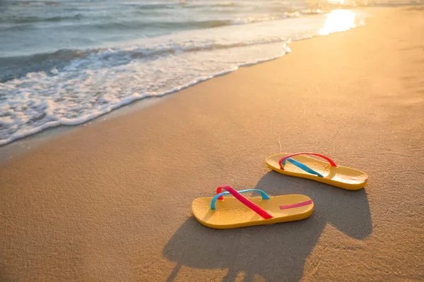 Leuchtend Gelbe Strandhausschuhe Auf Sand Meer Platz Für Text — Stockfoto