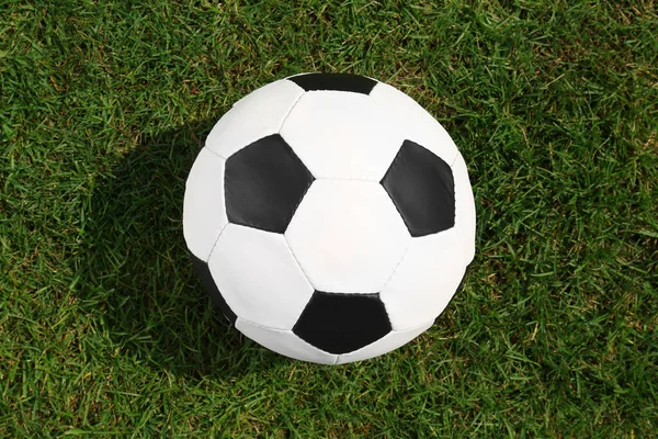 緑の芝生の上のサッカーボール トップビュー — ストック写真