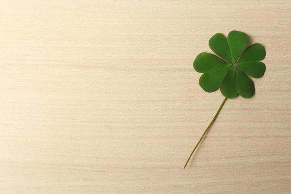 Groene Klavertje Vier Houten Tafel Bovenaanzicht Ruimte Voor Tekst — Stockfoto