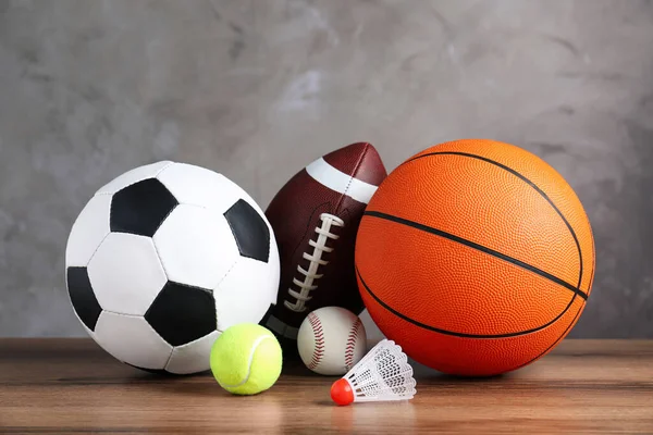 Set Van Verschillende Sportballen Shuttlecock Houten Tafel — Stockfoto