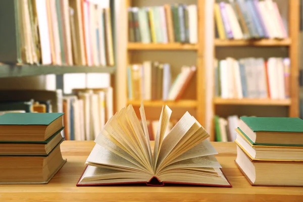Muchos Libros Sobre Mesa Madera Biblioteca — Foto de Stock