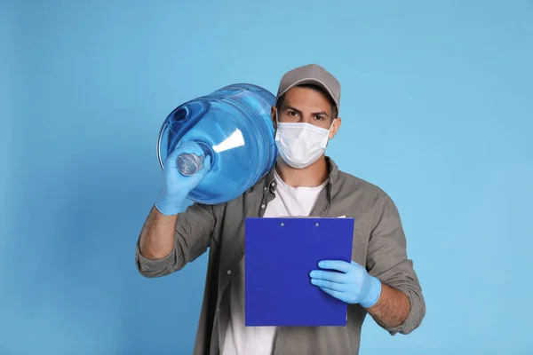 냉각기를 병으로 의료용 마스크를 착용하고 배경을 클립보드를 코로나 바이러스 검역중의 — 스톡 사진