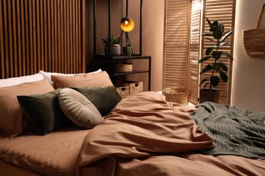 Rahat yataklı şık bir oda. İç tasarım