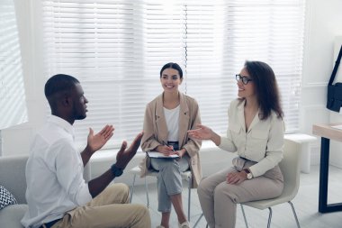 Ofiste yeni bir iş arkadaşıyla iş görüşmesi.