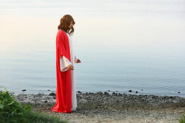 İsa açık havada suyun yanında. Metin için boşluk