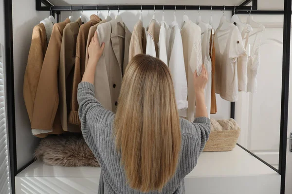 Mujer Joven Eligiendo Traje Vestidor Vista Trasera — Foto de Stock