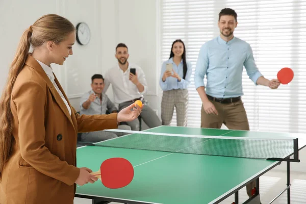 Gente Negocios Jugando Ping Pong Oficina —  Fotos de Stock