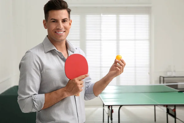 Empresario Con Raqueta Tenis Pelota Cerca Mesa Ping Pong Oficina —  Fotos de Stock