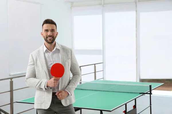 Empresario Con Raqueta Tenis Cerca Mesa Ping Pong Oficina Espacio —  Fotos de Stock