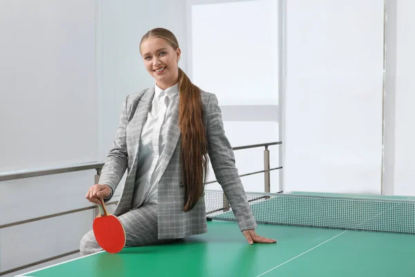 Mujer Negocios Con Raqueta Tenis Cerca Mesa Ping Pong Oficina —  Fotos de Stock