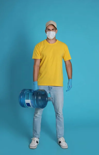 파란색 배경에 냉각기를 의료용 마스크를 착용하는 코로나 바이러스 검역중의 — 스톡 사진
