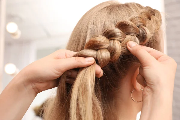 Parrucchiere Professionista Intrecciare Capelli Del Cliente Salone Primo Piano — Foto Stock