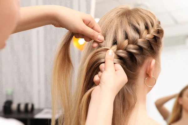 Professioneller Stylist Flechtet Kunden Salon Die Haare — Stockfoto