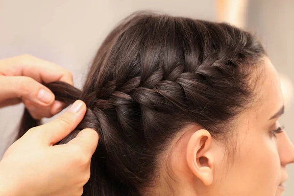 Parrucchiere Professionista Intrecciare Capelli Del Cliente Sfondo Sfocato Primo Piano — Foto Stock