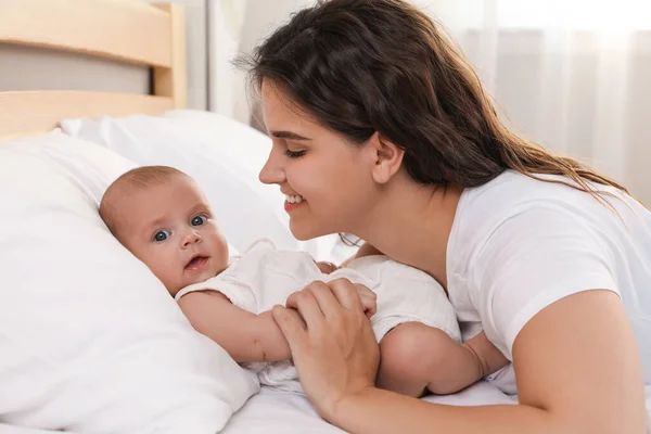 Glückliche Junge Mutter Mit Ihrem Süßen Baby Auf Dem Bett — Stockfoto