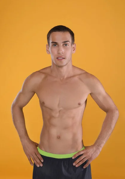 Hombre Guapo Sin Camisa Con Cuerpo Delgado Sobre Fondo Amarillo — Foto de Stock