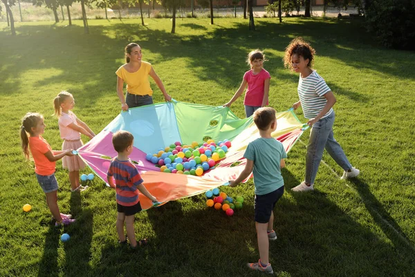 Grupo Niños Profesores Jugando Con Paracaídas Arco Iris Parque Infantil —  Fotos de Stock