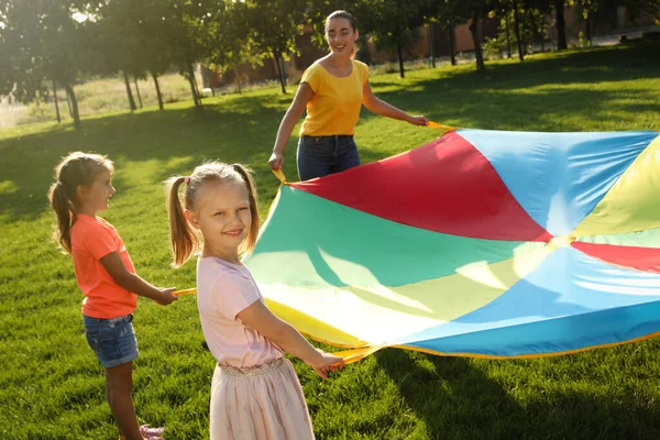Gruppo Bambini Insegnante Che Gioca Con Paracadute Parco Giochi Arcobaleno — Foto Stock