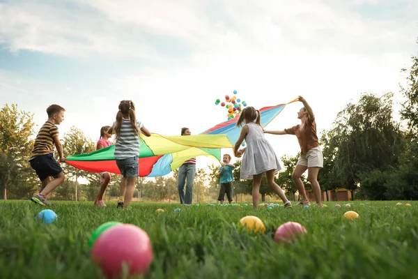 Grupp Barn Och Lärare Leker Med Regnbåge Lekplats Fallskärm Grönt — Stockfoto