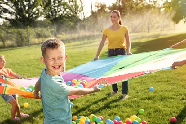 Grupp Barn Och Lärare Leker Med Regnbåge Lekplats Fallskärm Grönt — Stockfoto