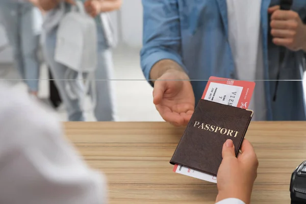 Πράκτορας Που Δίνει Διαβατήριο Εισιτήριο Πελάτη Κατά Check Γραφείο Στο — Φωτογραφία Αρχείου