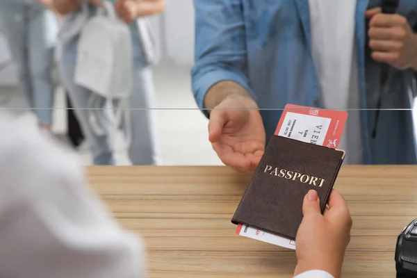 Agente Dando Pasaporte Con Billete Cliente Mostrador Facturación Aeropuerto Primer — Foto de Stock