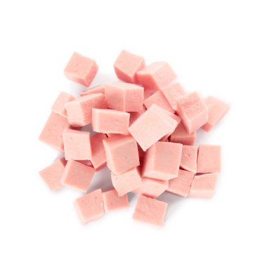 Beyaz arka planda lezzetli haşlanmış sosis parçaları, üst manzara.