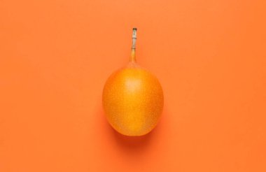 Turuncu arka planda nefis olgun granadilla, üst manzara.