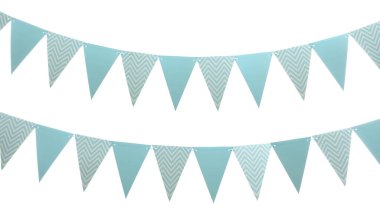 Beyaz arka planda üçgen kiraz bayrakları var. Şenlik Dekoru