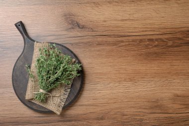 Ahşap masanın üzerinde bir demet aromatik kekik, üst manzara. Metin için boşluk