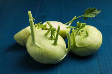 Mavi ahşap masada olgun kohlrabi bitkileri