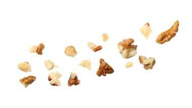 Ceviz parçaları beyaz arkaplana düşüyor