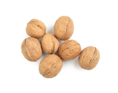 Kabuklu cevizler beyaz arkaplanda, üst görünümde.