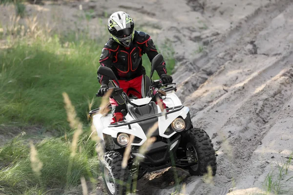 Hombre Conducción Moderna Quad Bike Camino Arenoso Deporte Extremo —  Fotos de Stock